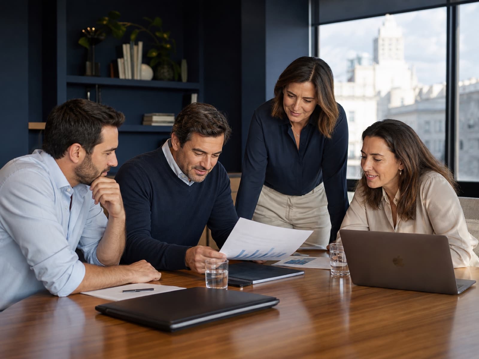 Equipo de asesores financieros revisando una proyección