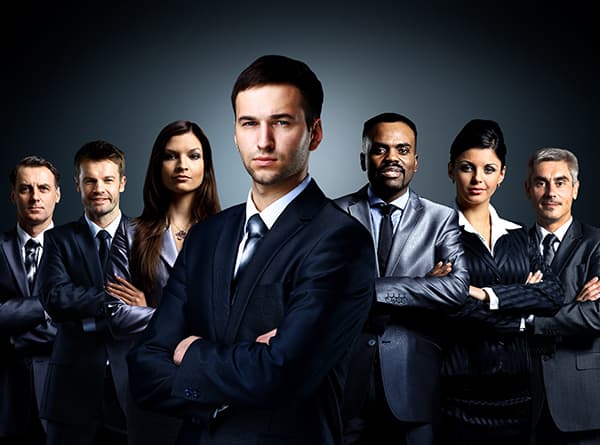 Abogados del estudio reunidos en la sala de trabajo